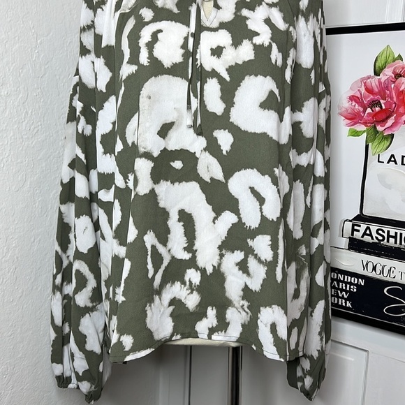 Elizabeth & James Olive Green & White Leopard Print Blouse XL - Picture 4 of 7